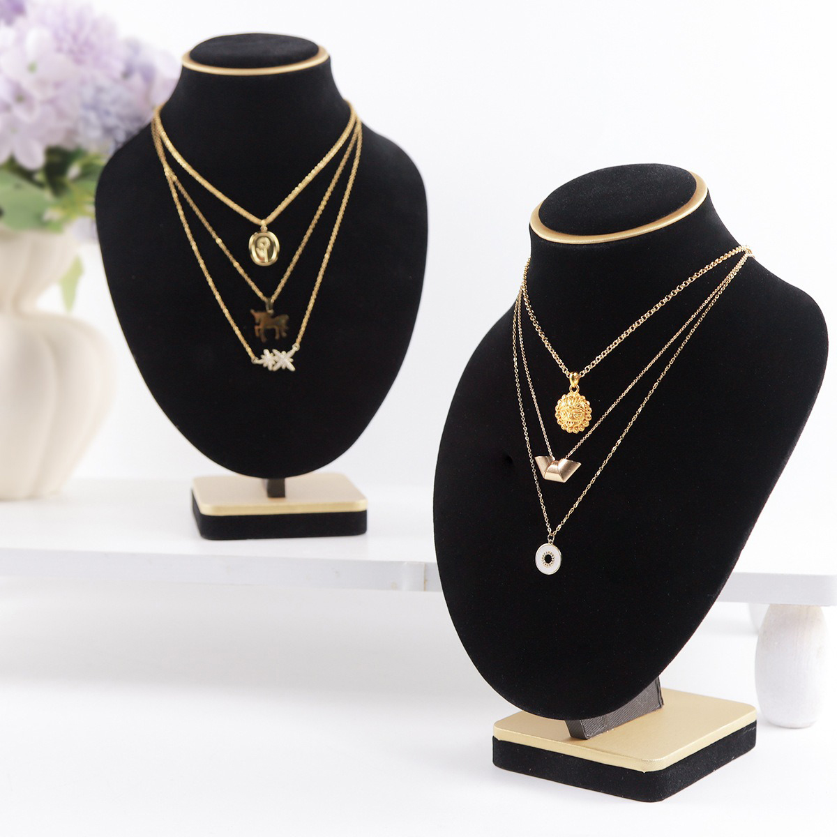 黒ベルベット製ジュエリーバスト、リアルな積み重ね可能なネック - Body Jewelry Store のレビューと価格